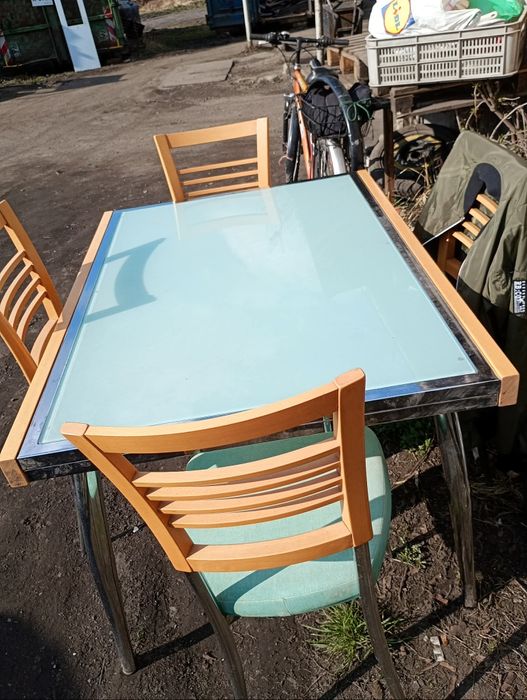 Stół że szklanym blatem i krzesła