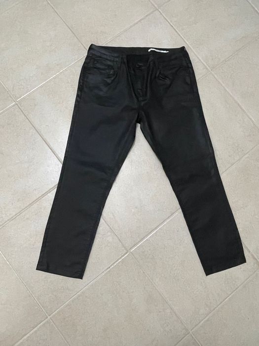 Calças de pele encerada - Marca Zara