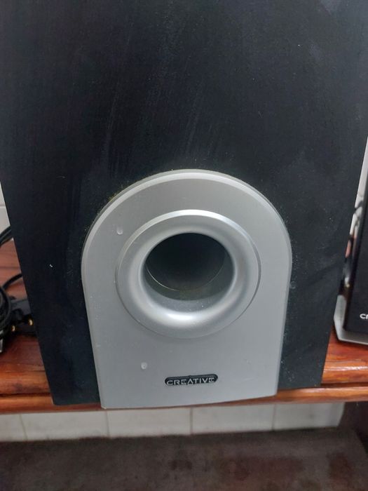 Colunas Amplificadas Creative I-Trigue L3500 , da Creative 

Sistema 2.1

Cada Satelite é composto por 2 tweeters + um medio Lateral

Este é o sistema