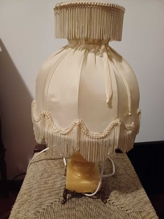 Candeeiro antigo com base em marmore e metal