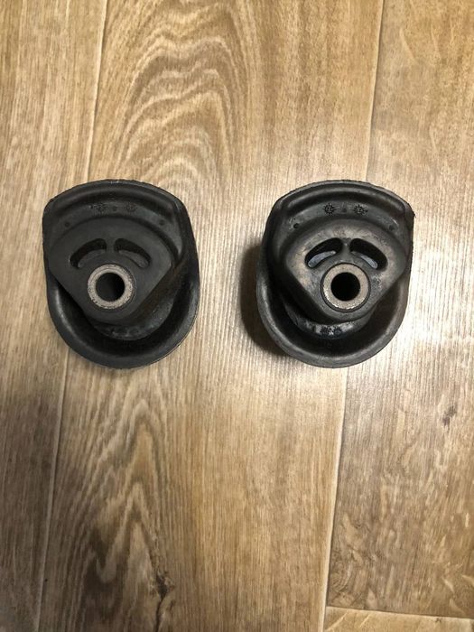 Нові сайлентблоки задньої балки для  VW Golf 3-4!