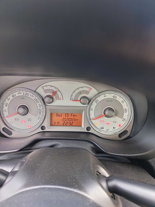 `Fiat Linea 1.3 Multijet 2008 Avariado - Pa Peças` - *Preço*: `1700`*Negociável*: ` - *A- * *Nº de portas*: `5` - *Cor*: `PrataVENDO