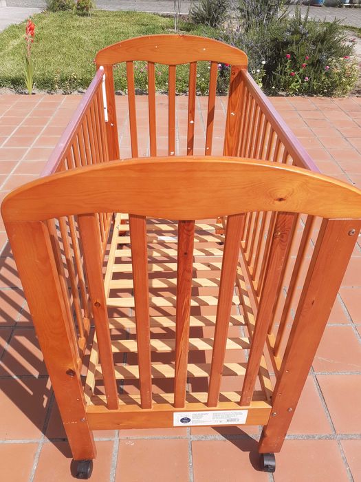 Cama de bebé em madeira