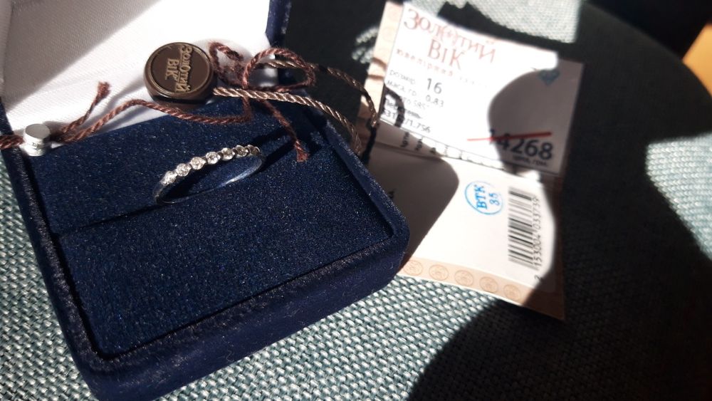 Золота каблучка з діамантами кольцо с бриллиантами Золотой Век 16 р