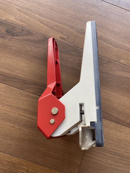 Furador Profissional Leitz 5180, vermelho