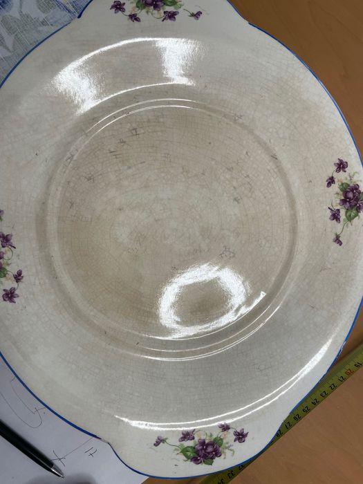 Vende-se terrina com prato muito antigo da marca de loiças SACAVÉM