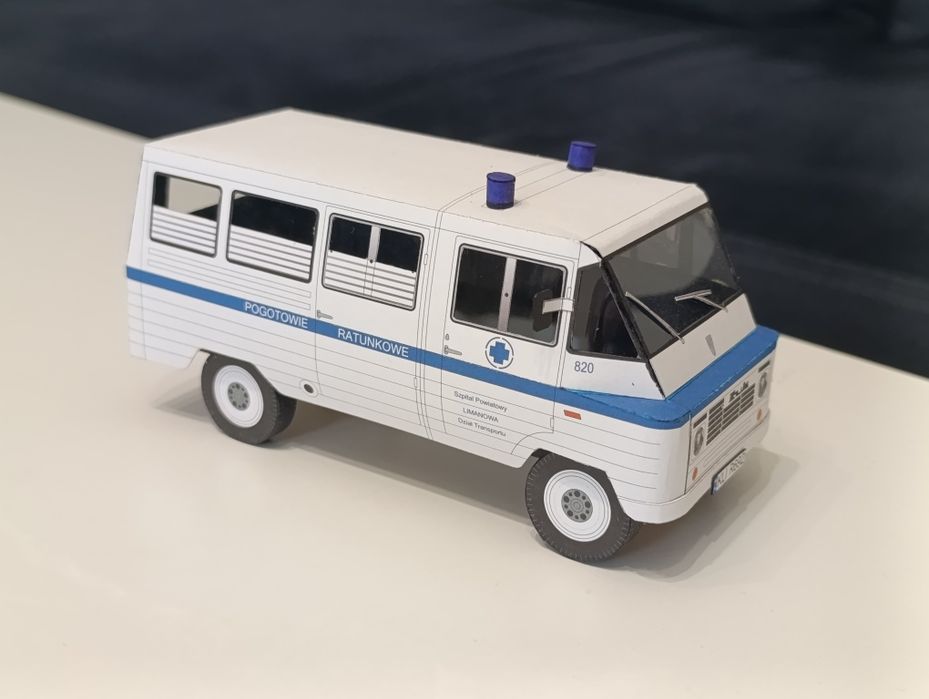 Karetka ratunkowa ambulans Żuk FSO legendy PRL model kartonowy-  resor