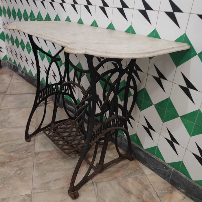 Mesa de ferro com tampo de mármore ( antiga máquina de costura)