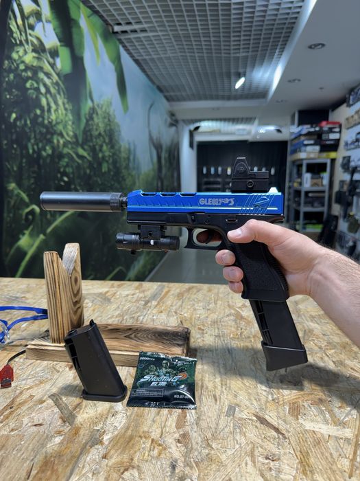 Пістолет Glock 17 з лазером, прицілом та 3 магазинами різної ємності