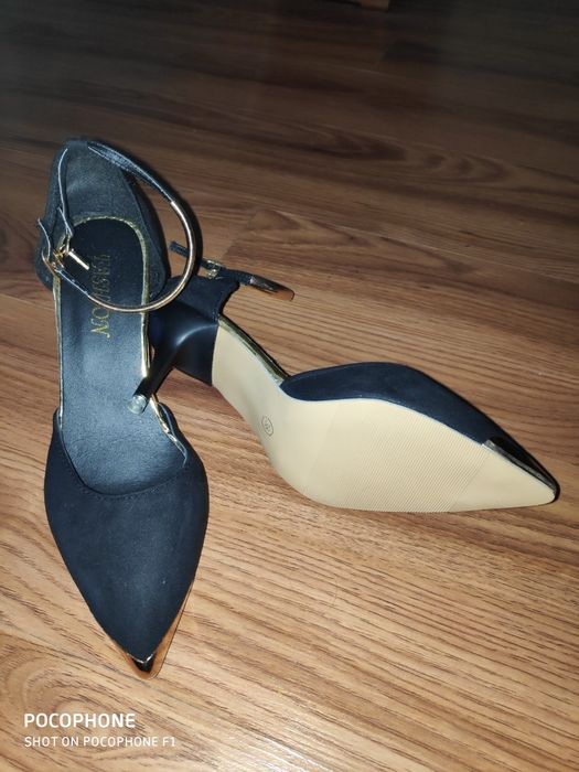 Sapatos pretos e dourados