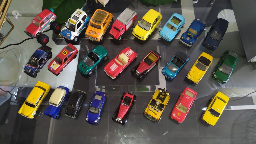 Carros miniaturas de várias marcas