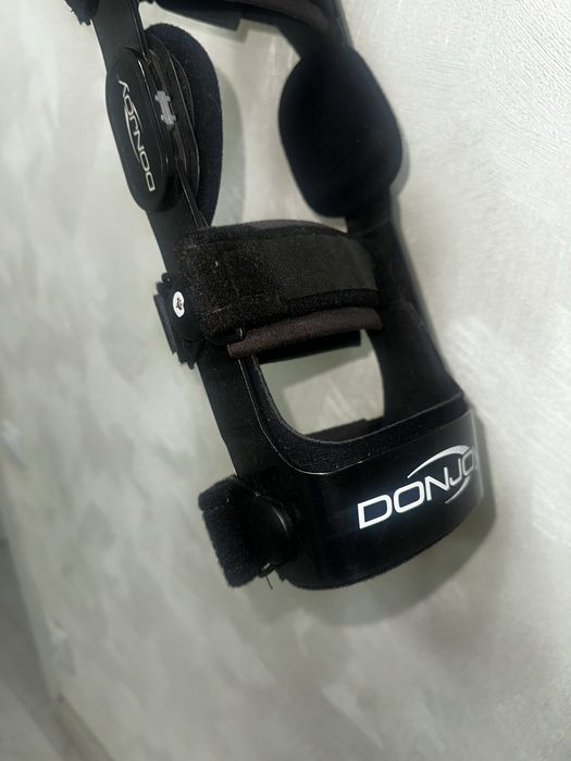коленный ортез DonJoy лівий