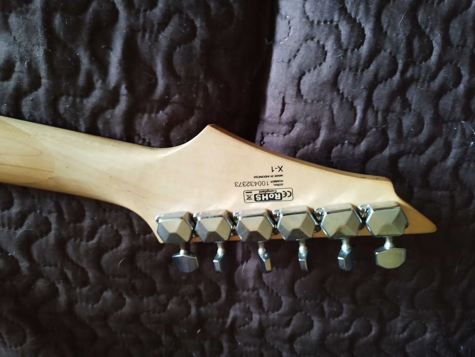 Guitarra Cort X1 com amplificador de 10 watts