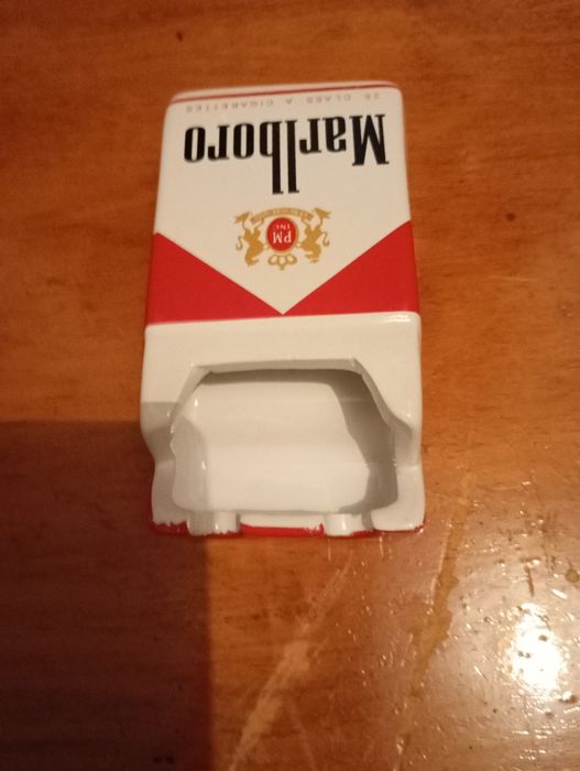 Cinzeiros novos da Marlboro e camel