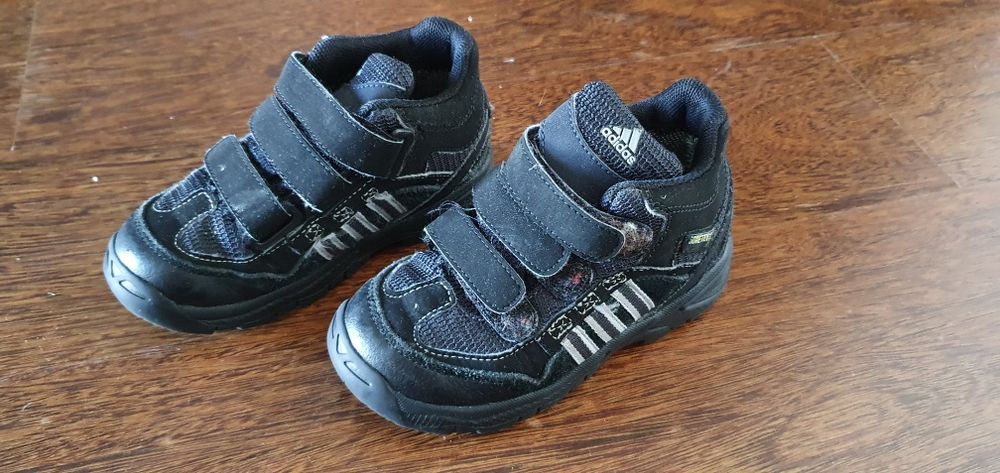 Sapatos de menino tamanhos 24-26