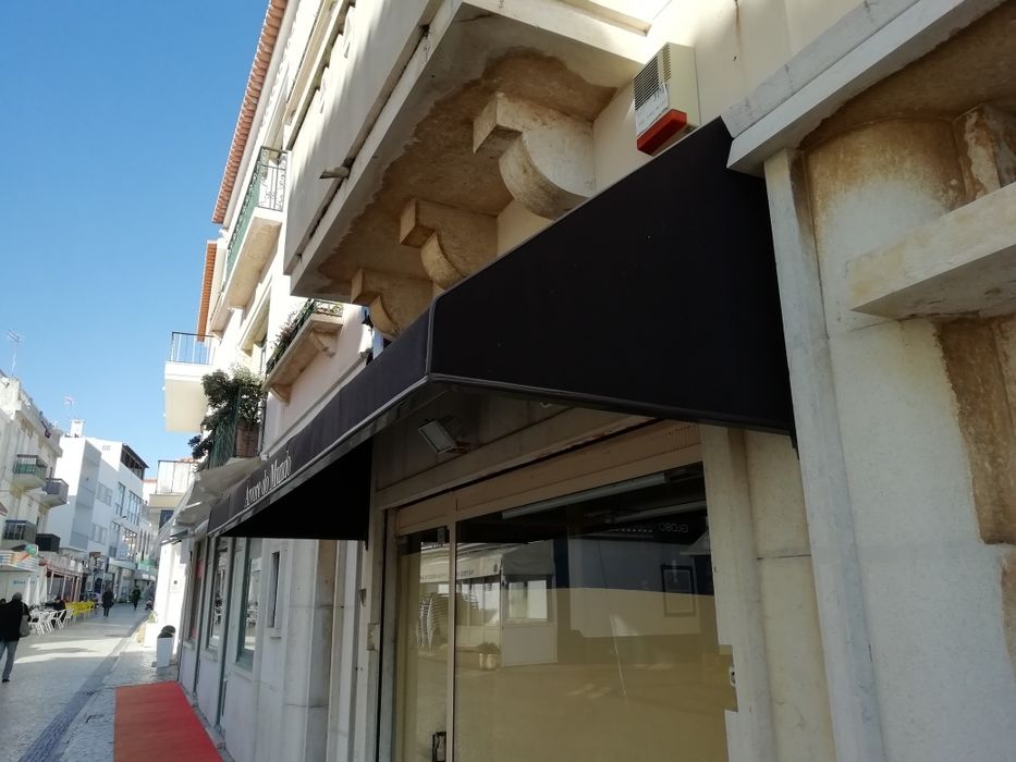 Toldo de loja em bom estado