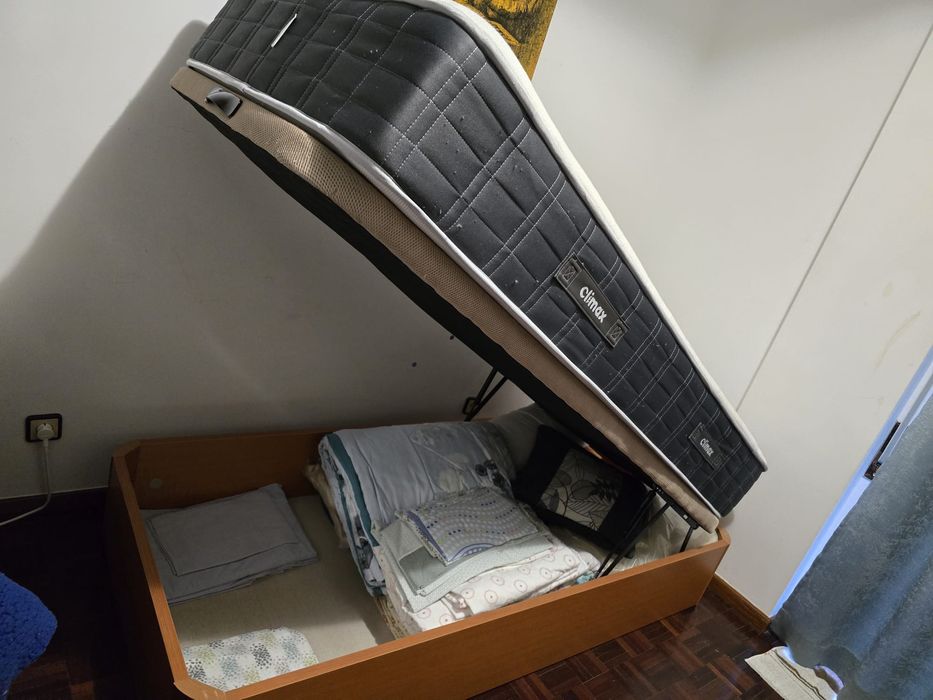 Vendo sumiê de solteiro em ótimo estado com colchão incluído.