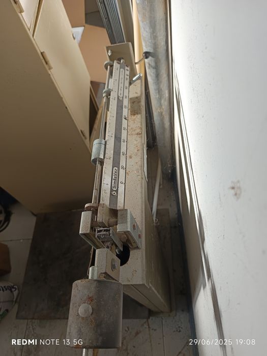 Balança à moda antiga a funcionar