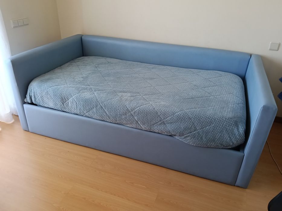 Cama estofada com colchão,  estrado elevatório e arrumação