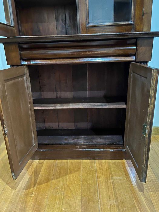 Estante antiga em madeira