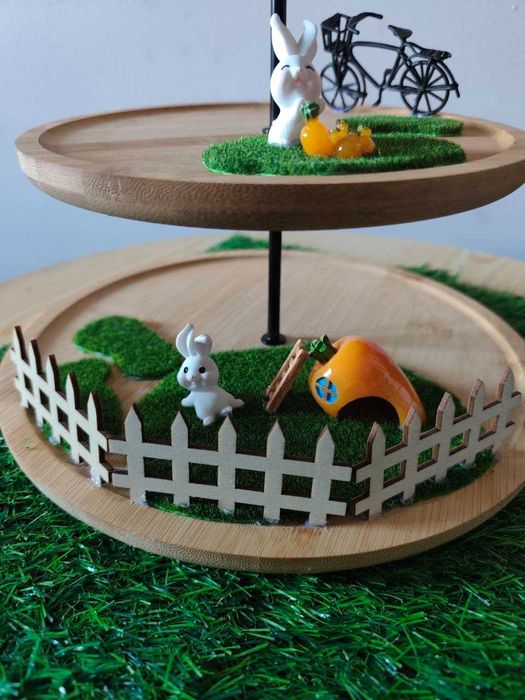 Drewniana etażerka cukernica figurki wielkanoc króliki zające jajka