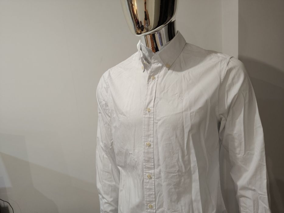 Biała koszula marki Barbour