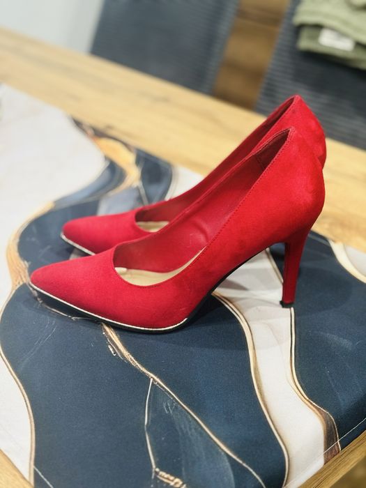 Buty damskie na szpilce.
