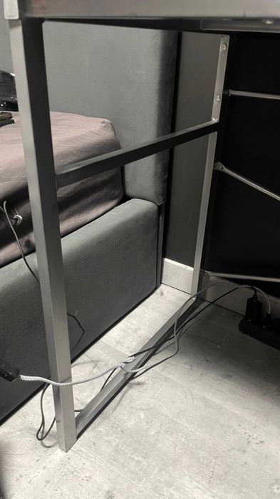 Biurko czarne z metalową ramą