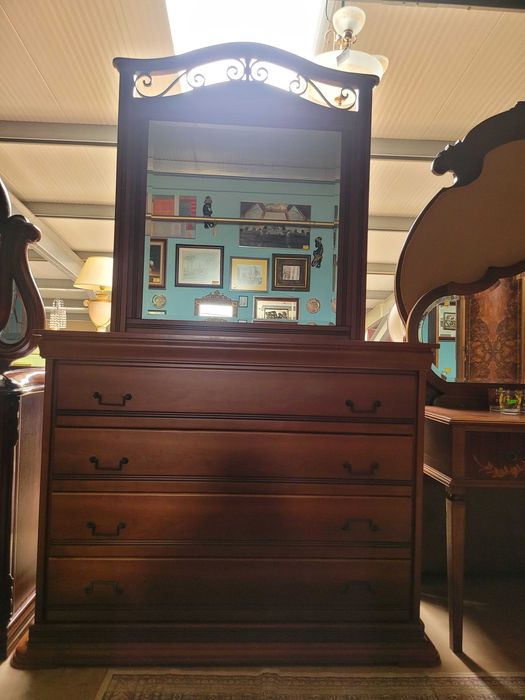 Grande cómoda em madeira maciça com espelho - Sem m