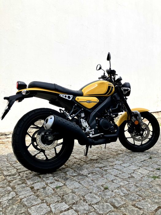 Yamaha XSR 125 amarela (2022) // 2.903 km // 4.600 €