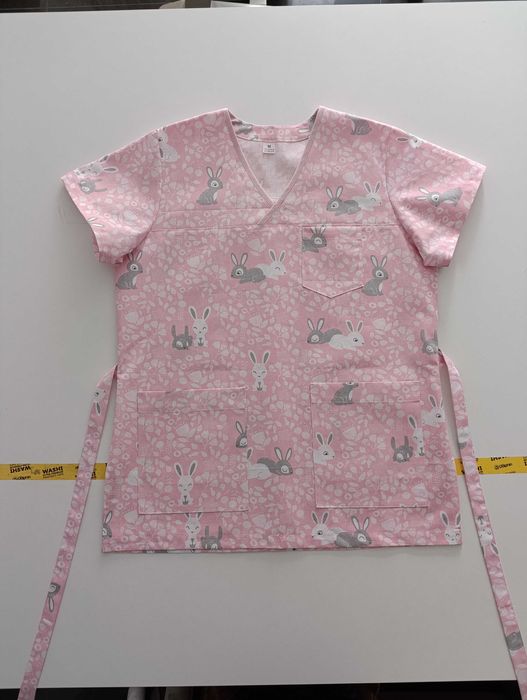 Fartuch medyczny rehabilitacyjny kosmetyczny wielkanocny.