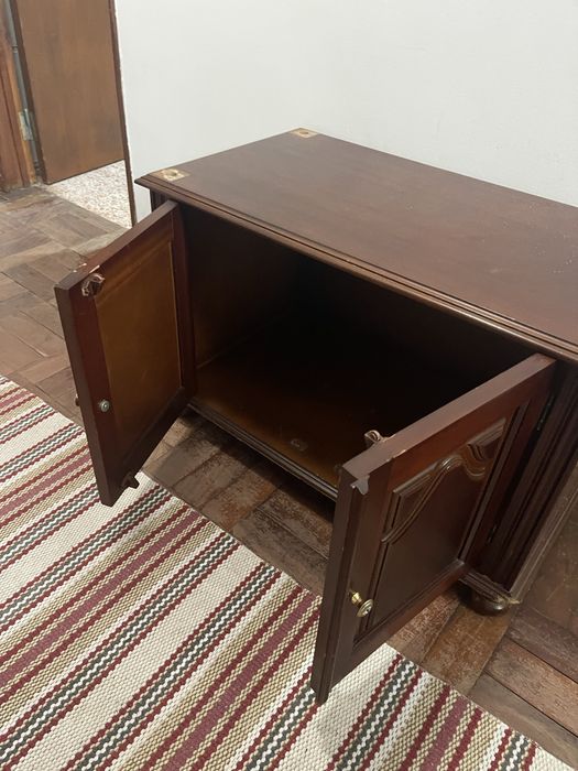 Móvel madeira com portas