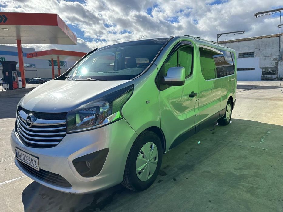 Терміново продам Opel vivaro 9 місць extra long