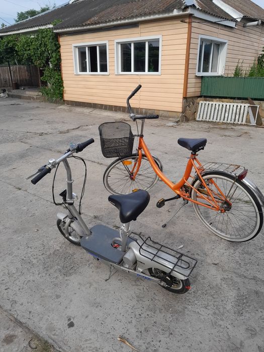 Два велосипеда електричний і простий
