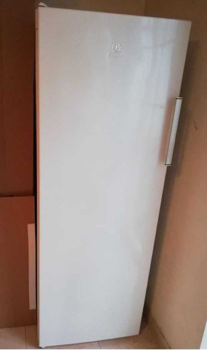 Arca vertical Indesit UI6