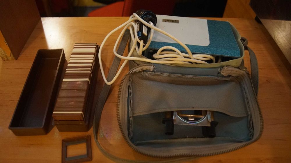 Diaskop Profil rzutnik projektor do slajdów PRL nowy z ramkami futerał