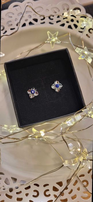 Srebrne kolczyki kwiatki z niebieską cyrkonią wkręcane gumowa zatyczka