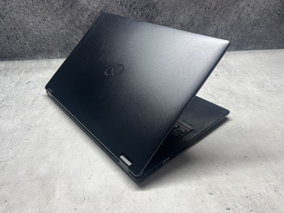 Fujitsu / i5 8265u 3.9GHz / 16GB DDR4 / 512 SSD / 15.6 FHD / W11 Pro