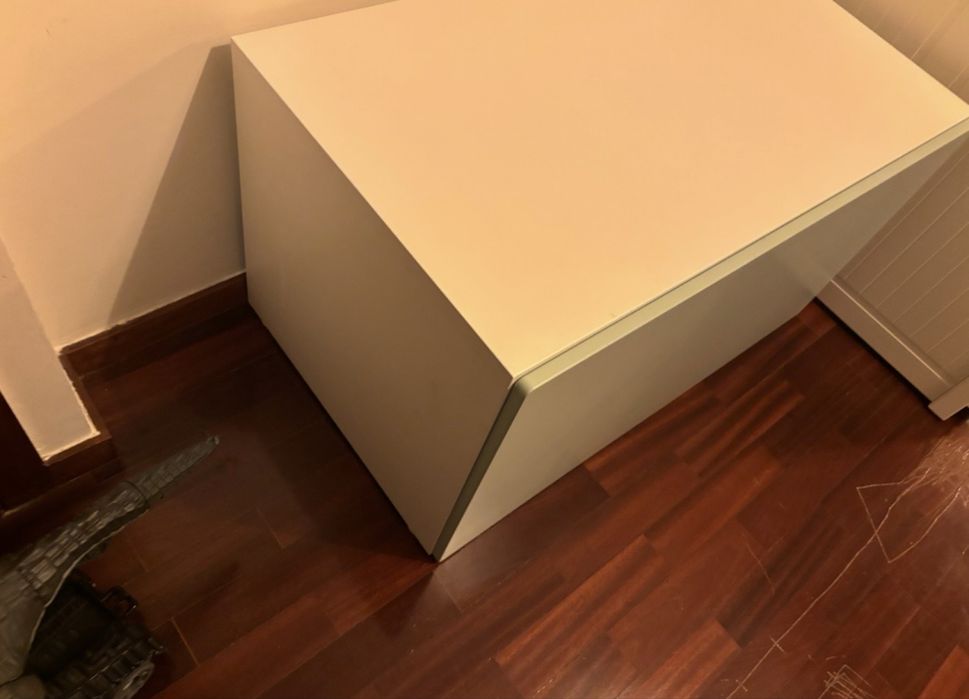 Bau ikea com almofada e puxadores