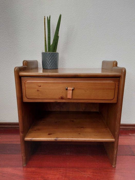 Conjunto de quarto - Cama, mesa de cabeceira, secretária e cadeira