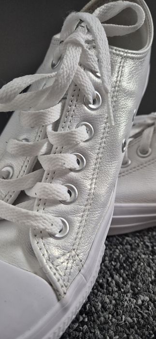 Białe skórzane trampki Converse