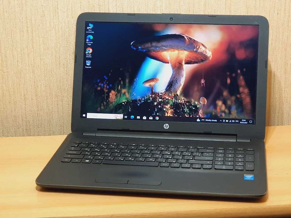 Ноутбук HP Екран 15.6" чотирьох ядерний Intel Core i3-5005U RAM 4Gb HDD 500Gb Батарея 6 годин. В гарному стані.