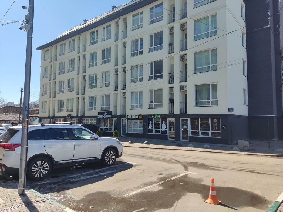 Пиво-Кофе-Цветы-Салон(40м.кв) Сергея Колоса,3