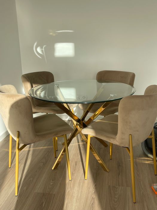 Conjunto de mesa e cadeiras