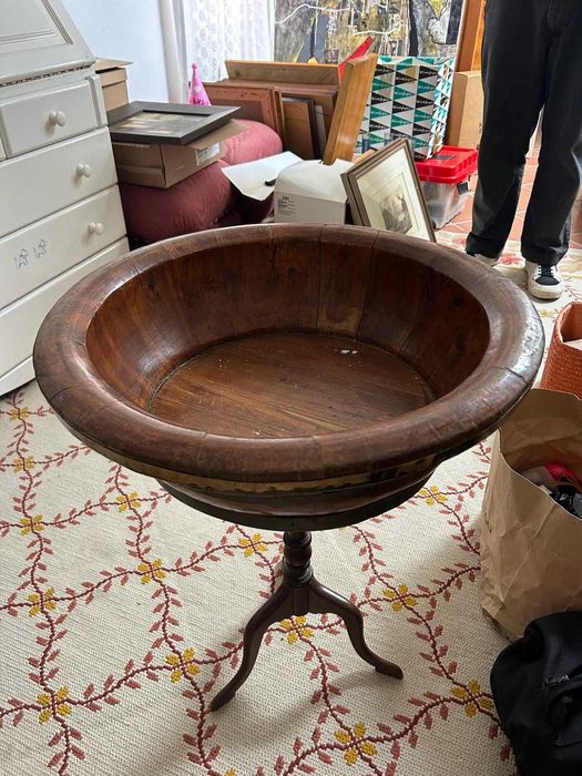 Mesa de apoio redonda de madeira com fundo ou peça decorativa