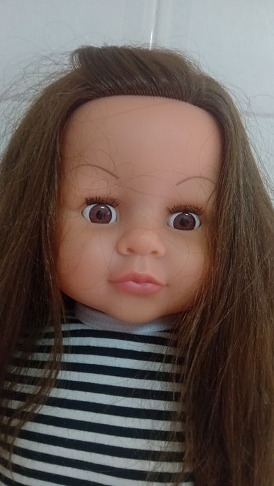 Boneca alta cabelo impecável.