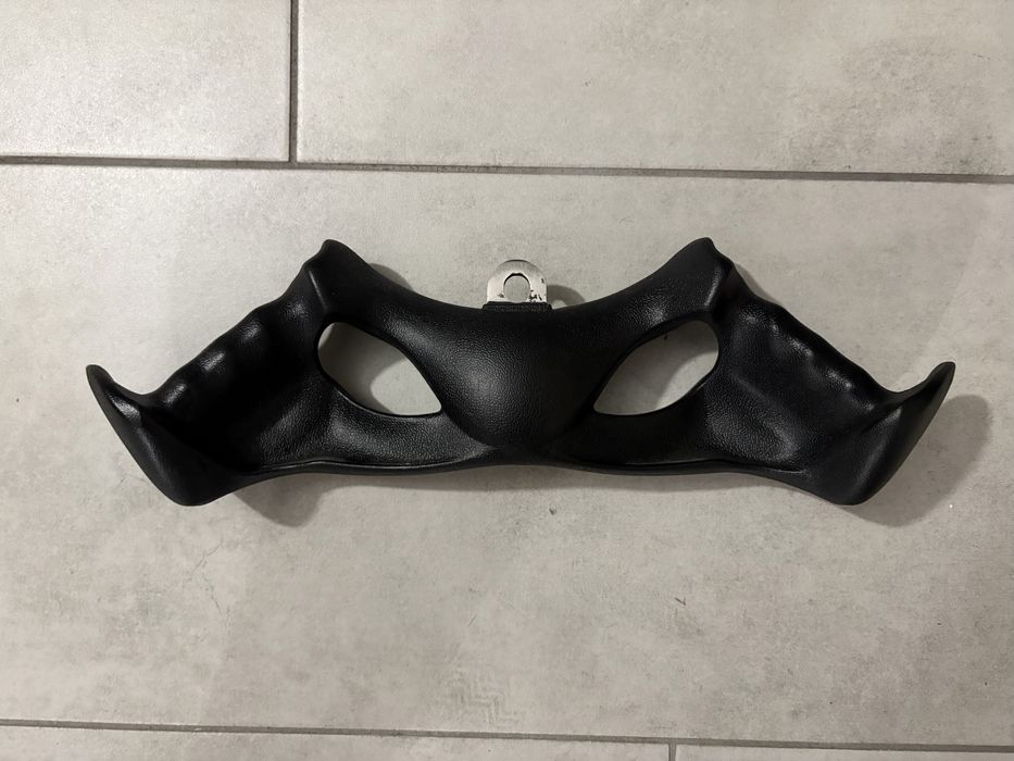 Uchwyt drążek na triceps ergonomiczny do wyciągu.