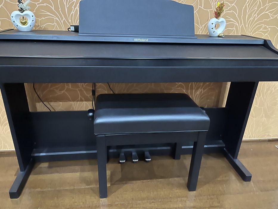 Piano Rolond com banco