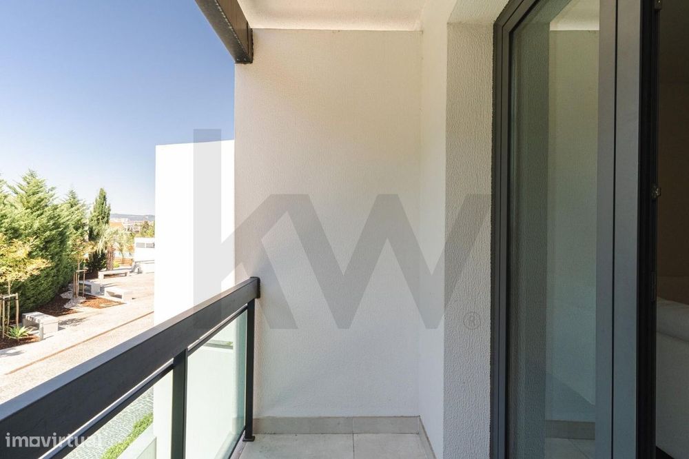 T2 com suite, varanda e 2 lugares de garagem — Condomínio com piscina,