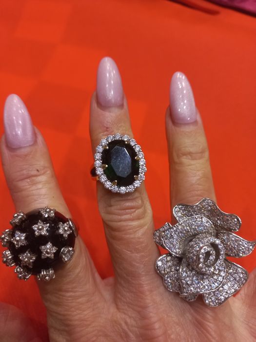 Oportunidade. Anéis em prata com contraste muito bonitos e diferentes.